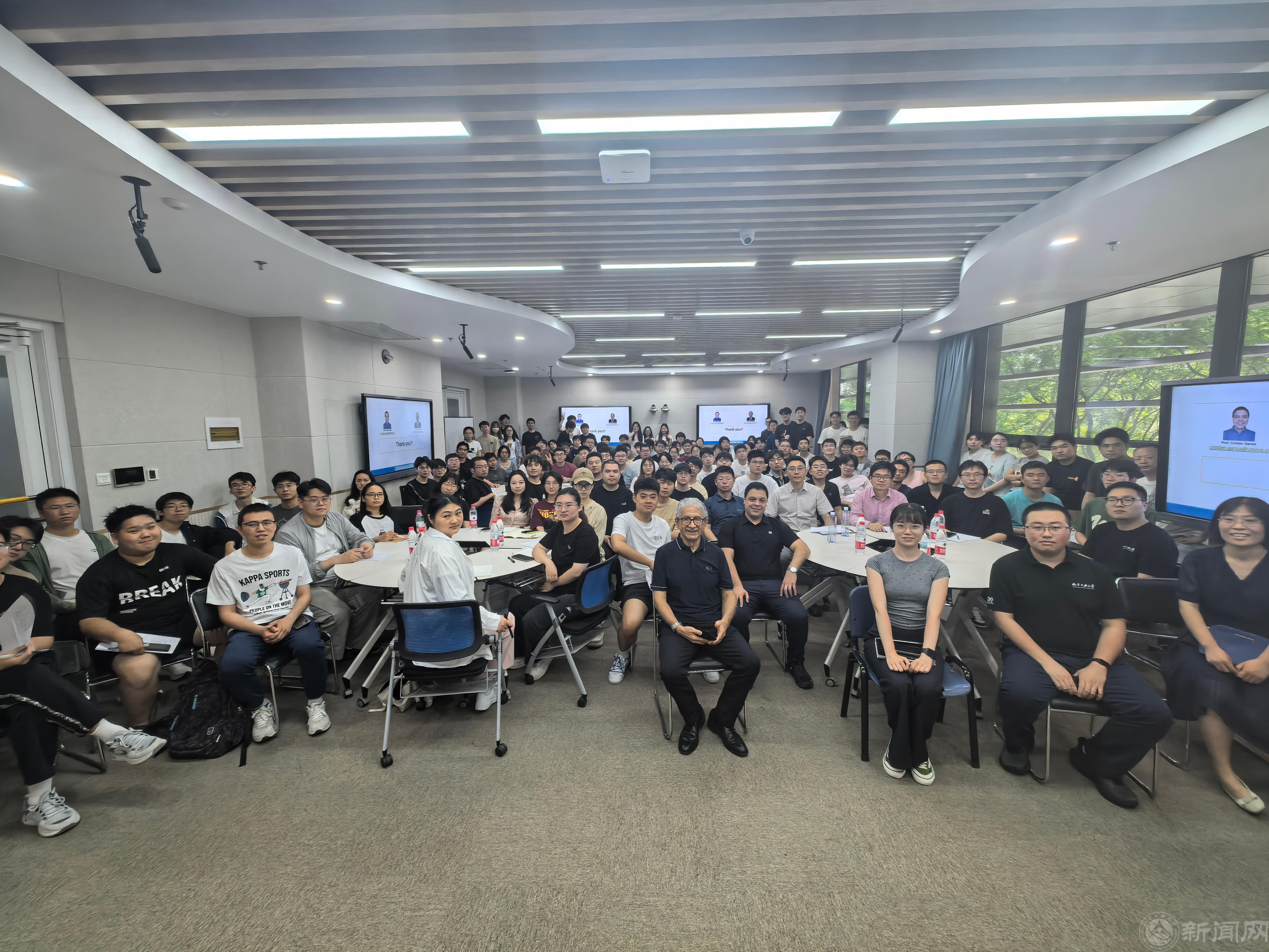 图4-学术汇报合照留念.jpg