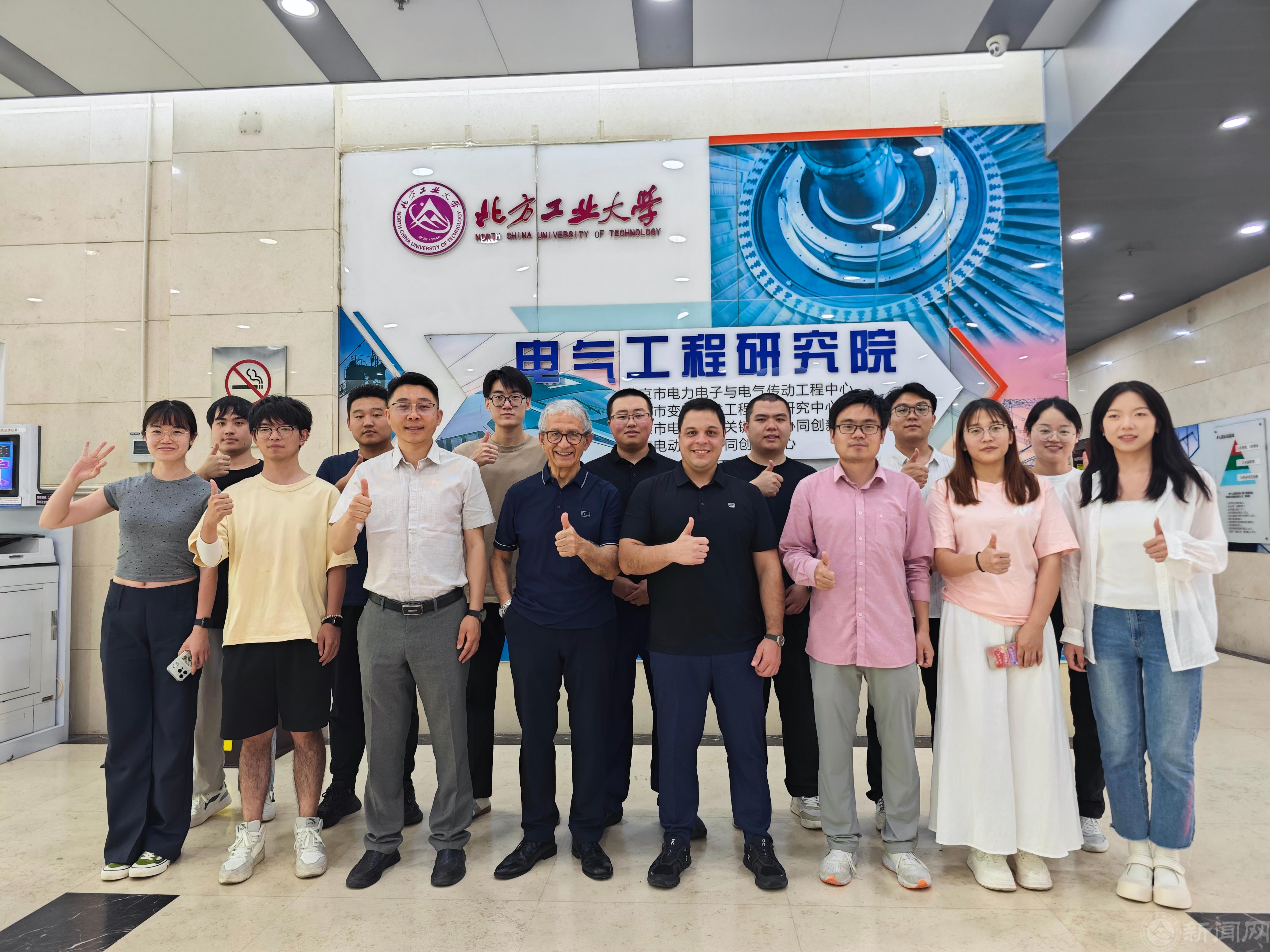 图1-参观合照留念.jpg